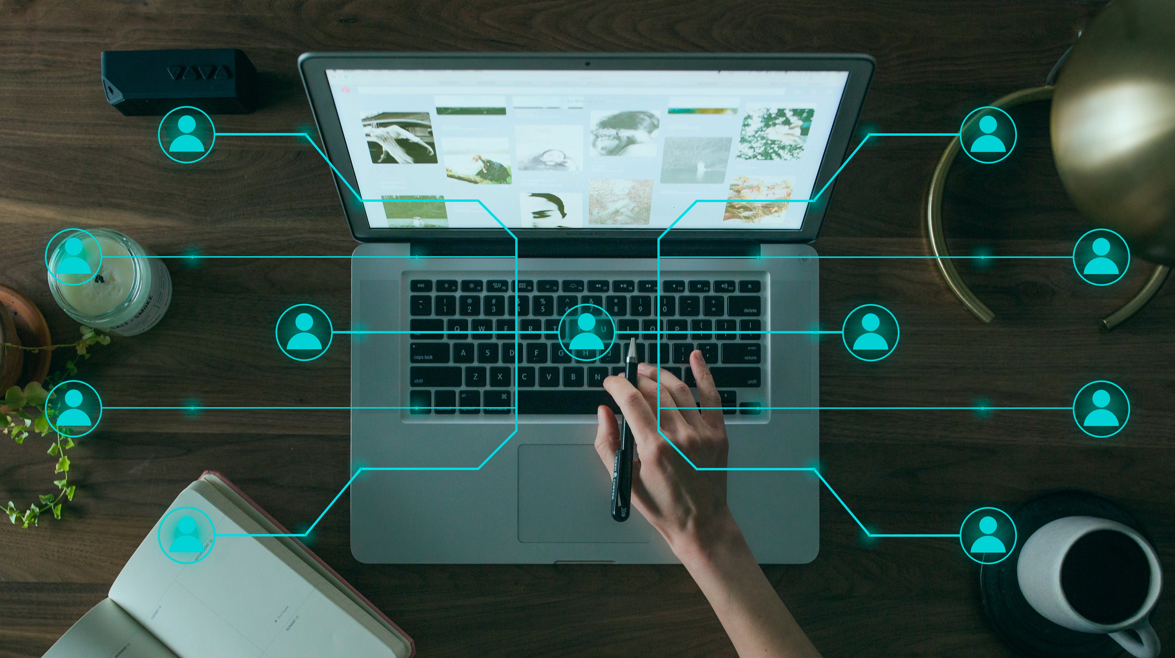 Concepto de networking y conectividad digital con iconos de usuarios en red sobre una persona usando un portátil.